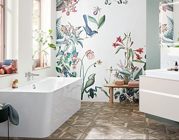 Modernes Bad mit Blütenmeer